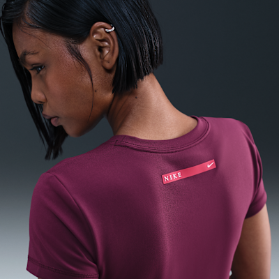 Slank Nike Sportswear-croptop til kvinder