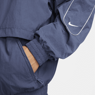 Chamarra de entrenamiento de tejido Woven para hombre Nike Sportswear Solo Swoosh