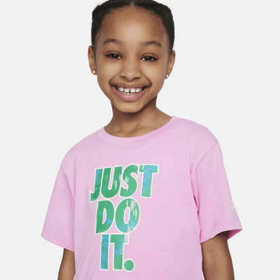 Playera con gráfico para niños talla pequeña Nike Club