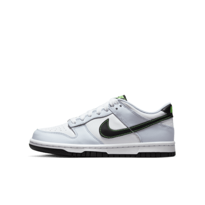 Nike Dunk 低筒大童鞋款。Nike TW