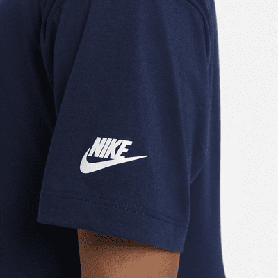 Playera con gráfico para niños talla pequeña Nike Club