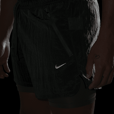 Shorts de correr Dri-FIT de 13 cm repelentes al agua 2 en 1 para hombre Nike Stride Running Division