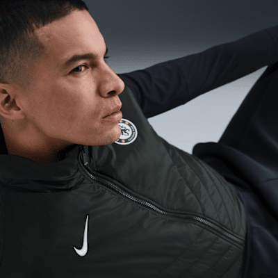 Chelsea FC Windrunner Nike Therma-FIT Orta Ağırlıktaki Şişme Erkek Futbol Yeleği