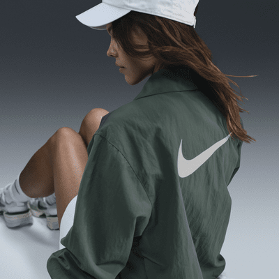 Nike Sportswear Essential Chaqueta de entrenador oversize de tejido Woven con protección UV - Mujer