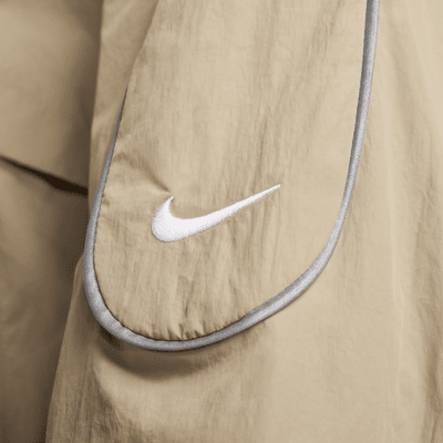 Chamarra de entrenamiento de tejido Woven para hombre Nike Sportswear Solo Swoosh