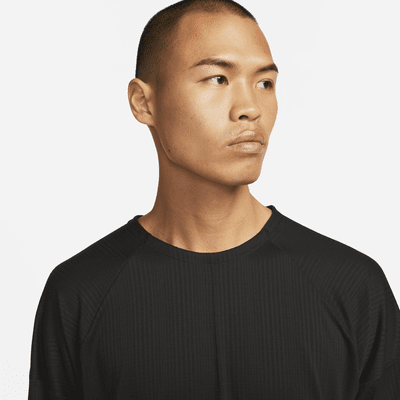 Haut à col ras-du-cou Dri-FIT Nike Yoga pour homme