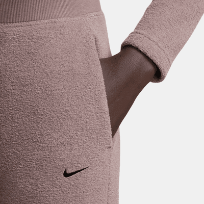 Pantaloni confortevoli in fleece a gamba larga e vita alta Nike Sportswear Phoenix Plush – Donna