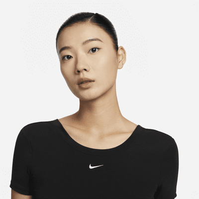 เสื้อแขนสั้นผู้หญิงผ้าร่องเล็กทรงรัดรูปด้านหลังเว้าลึก Nike Sportswear Chill Knit