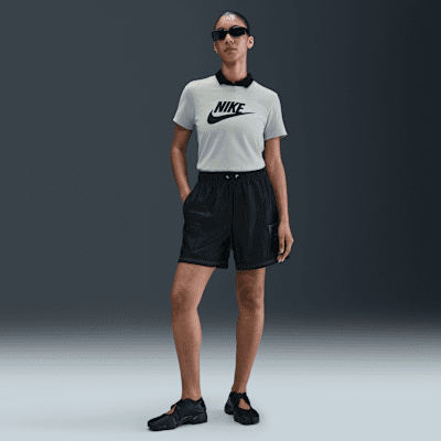 Nike Sportswear Essentials Playera con logotipo para mujer