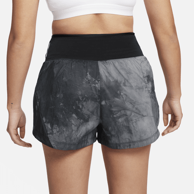 Shorts da running Repel a vita media con slip foderati 8 cm Nike Trail – Donna