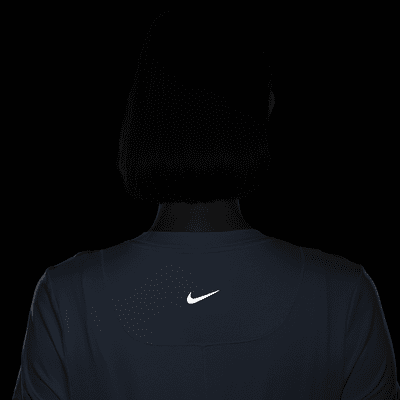 เสื้อแขนสั้นทรงเข้ารูป Dri-FIT ผู้หญิง Nike (M) One (สำหรับคุณแม่)