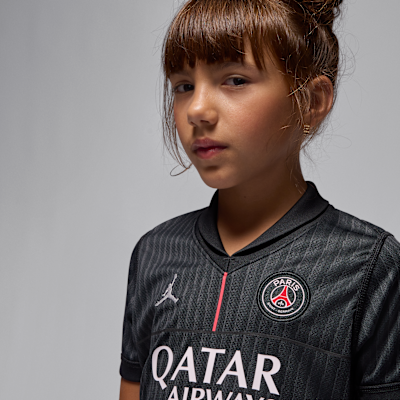 Conjunto de três peças de futebol Replica Jordan do quarto equipamento Stadium Paris Saint-Germain 2025/26 para criança