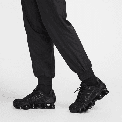 Joggers de tiro medio holgados con protección contra los rayos UV para mujer Nike Sportswear Classic Wovens