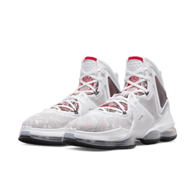 Chaussure de basket LeBron 19