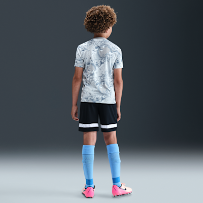 Tottenham Hotspur Academy Pro hazai Nike Dri-FIT mérkőzés előtti, rövid ujjú futballfelső nagyobb gyerekeknek