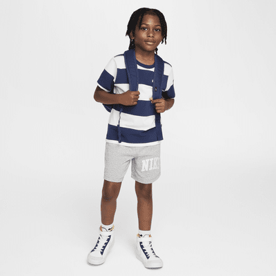 Shorts de French Terry con aplique para niños talla pequeña Nike Sportswear Club