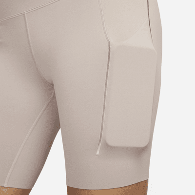 Shorts de ciclismo con bolsillos de 20 cm de tiro alto y media sujeción para mujer Nike Universa