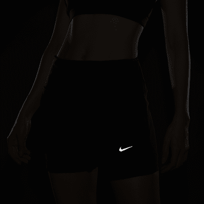 กางเกงวิ่งขาสั้น 3 นิ้วเอวปานกลางผู้หญิงแบบ 2-IN-1 พร้อมกระเป๋า Nike Dri-FIT Swift