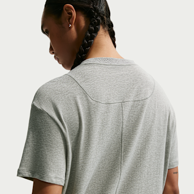 Nike One Relaxed Dri-FIT Kısa Kollu Kadın Üstü görsel 2
