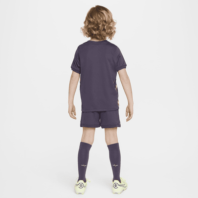 England 2024/25 Stadium Away dreiteiliges Nike Replika Fußballtrikot-Set (jüngere Kinder)