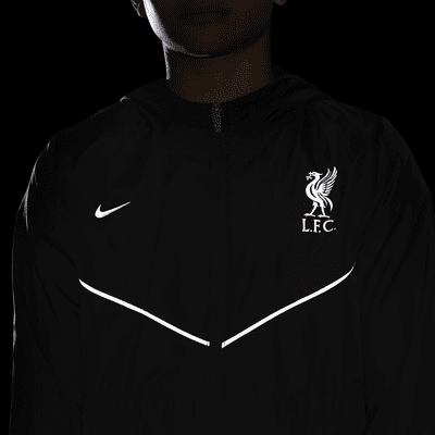 Fotbalová větrovka Nike Liverpool FC Amplify Windrunner pro větší děti (chlapce)