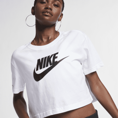 Tee-shirt court à logo Nike Sportswear Essential pour Femme. Nike BE