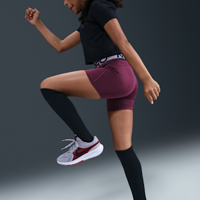 Nike Pro Dri-FIT shorts med skinnende detaljer til store barn (jente) (7,5 cm)