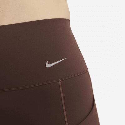 Shorts de ciclismo con bolsillos de 20 cm de tiro alto y media sujeción para mujer Nike Universa