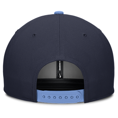 Gorra universitaria Nike Dri-FIT ajustable para hombre North Carolina Legacy Script