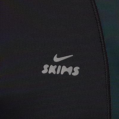 Leggings de tiro alto de 66 cm con estribo y cordón de ajuste para mujer NikeSKIMS Shine