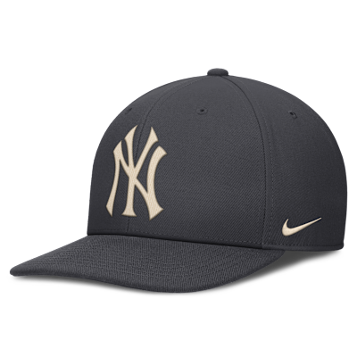 Gorra estructurada de visera cuadrada para hombre Nike Statement Dri-Fit Pro New York Yankees