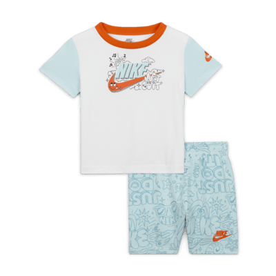 Conjunto de playera y shorts para bebé Nike Sportswear Create Your Own Adventure (12-24 meses)