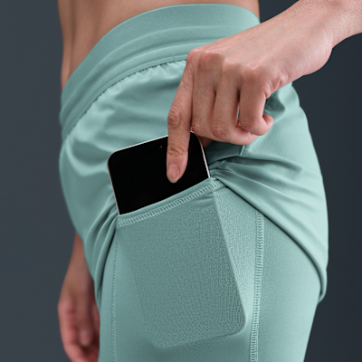 Shorts de correr Dri-FIT de tiro medio 2 en 1 para mujer Nike Swift