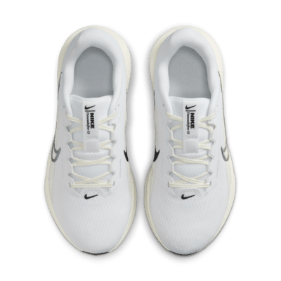 Tenis de correr en carretera para mujer Nike Downshifter 13 (extraancho)