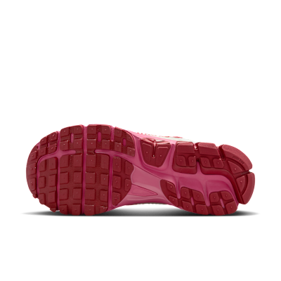 รองเท้าผู้หญิง Nike Zoom Vomero 5 พร้อมส่วนเน้นสะท้อนแสง