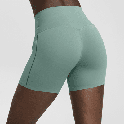 Shorts de ciclismo con bolsillos de 13 cm de tiro alto y media sujeción para mujer Nike Universa