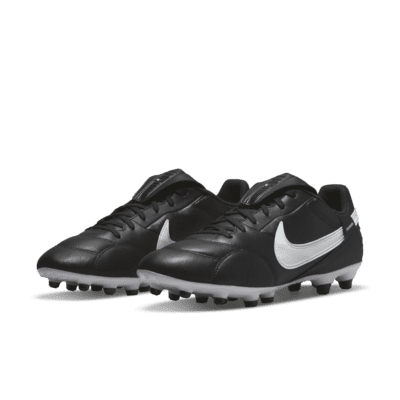 Tacos de fútbol de corte low para terreno firme NikePremier 3