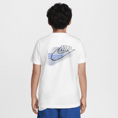 Nike Sportswear Standard Issue Grafikli Genç Çocuk (Erkek) Tişörtü