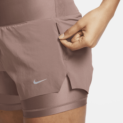 Shorts de running de tiro medio 2 en 1 de 8 cm con bolsillos para mujer Nike Dri-FIT Swift