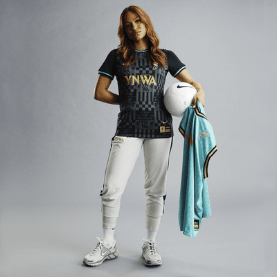 Jersey de fútbol Nike Dri-FIT Replica para mujer LeBron x Liverpool FC Stadium