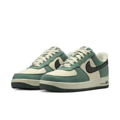 รองเท้าผู้ชาย Nike Air Force 1 '07 LV8