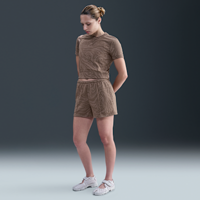 Shorts de French Terry con estampado de tiro medio para mujer Nike Sportswear Chill Terry