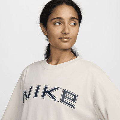 Nike Sportswear weites Kurzarmshirt mit Grafik (Damen)