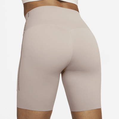 Shorts de ciclismo con bolsillos de 20 cm de tiro alto y media sujeción para mujer Nike Universa