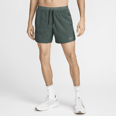 Nike Stride Dri-FIT 13 cm-es, belső rövidnadrággal bélelt férfi futórövidnadrág