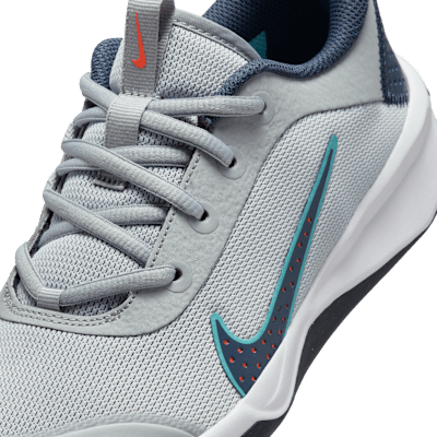 Nike Omni Multi-Court Hallenschuh für ältere Kinder