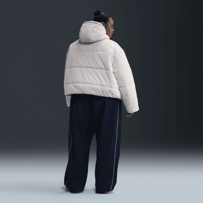 Dámská volná bunda Therma-FIT Nike Sportswear Classic Puffer s kapucí (větší velikost)