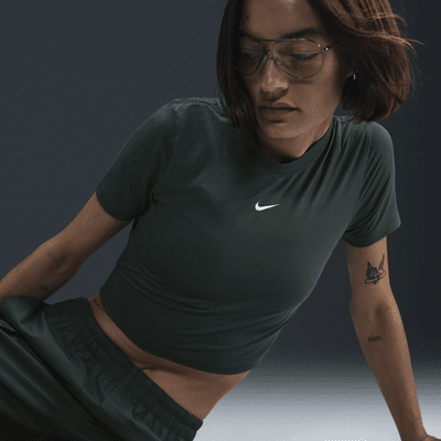 Nike Sportswear Essential Kurz-T-Shirt mit schmaler Passform für Damen