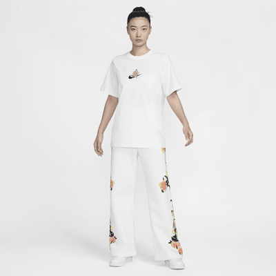 เสื้อยืดกราฟิกแขนสั้น Nike Sportswear Women's Artist Collection