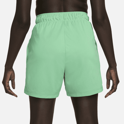 Shorts de fitness sin forro de tiro medio Dri-FIT de 13 cm para mujer Nike Attack